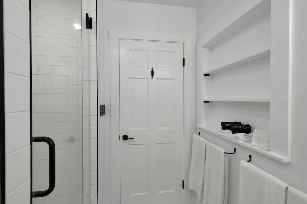 Tejas Suite Walking Distance to Main St!
