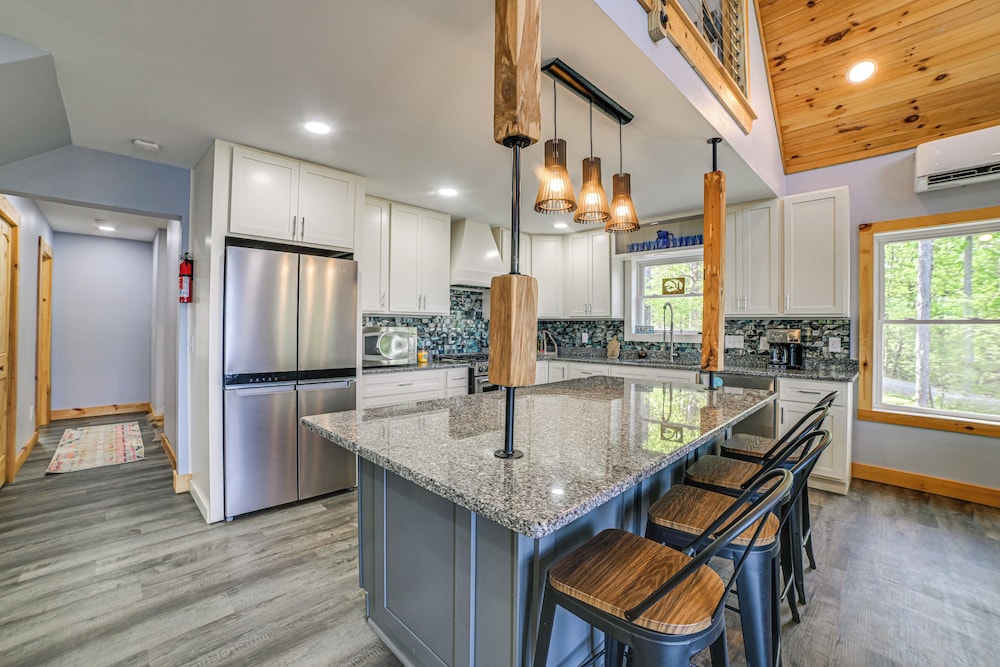 Game Room & Screened Porch: Kentucky Lake Retreat!