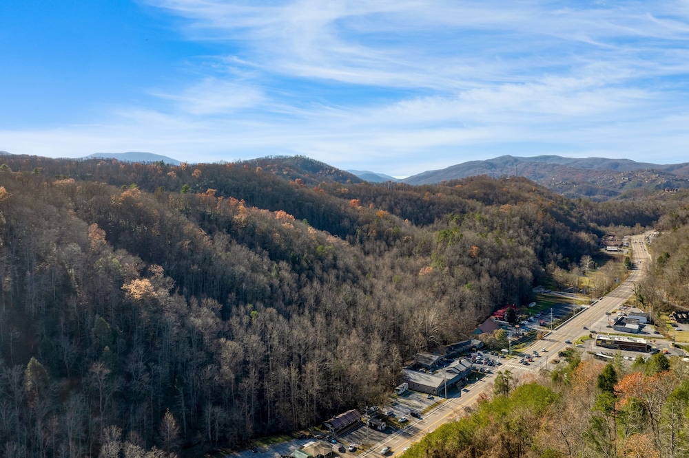 Creekside Haven Gatlinburg Escape by a Bubbling Creek Near Top Attractions