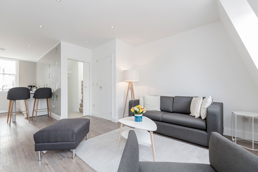 Soho Apartments by BaseToGo