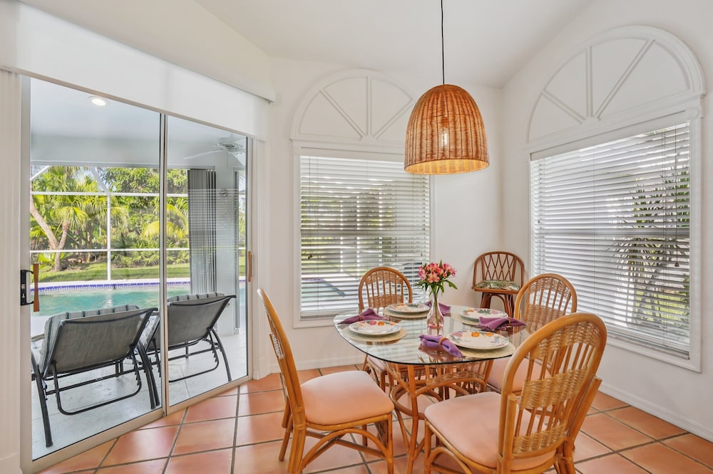 Relaxed Tropical Retreat 5 Miles To Beach 3 Bedroom Home