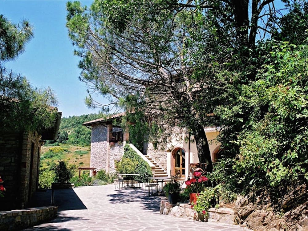 Farmhouse With Stables, Horses and the Ability to Make Horseback Riding