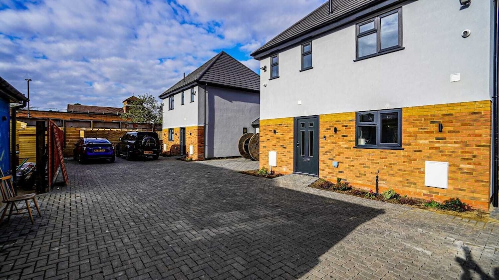 Modern 4-Bedroom Home with Free Parking