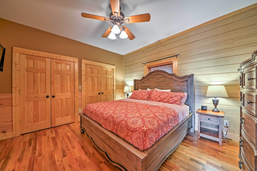 'the Cozy Bear Cabin: Upscale Deck & Mtn Views! view 4