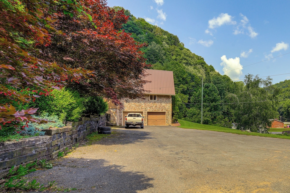 17 Mi to Coal Canyon Trail: Scenic Mtn-view Apt!