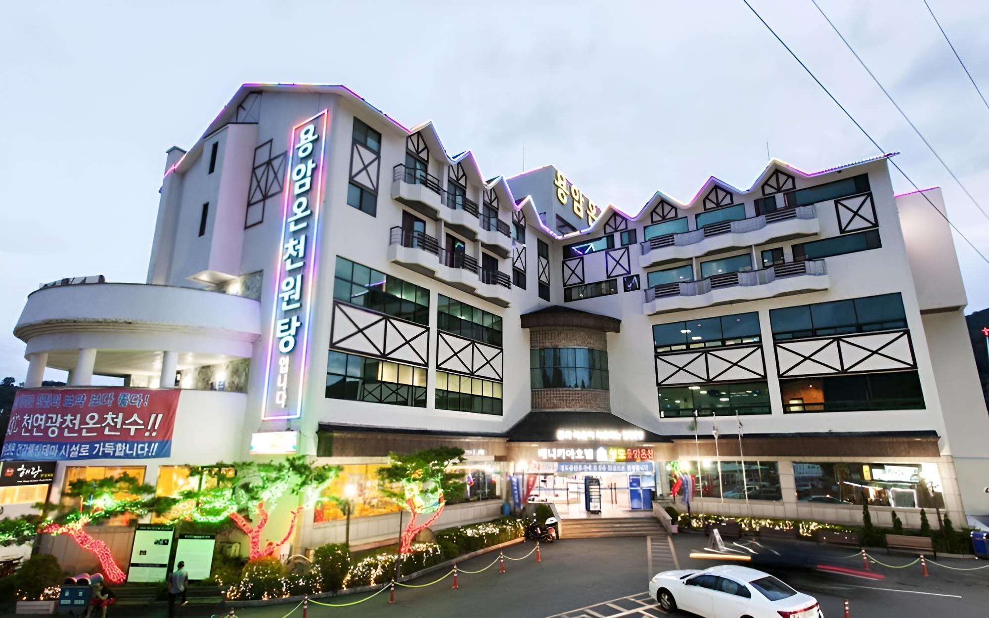 Benikea Cheongdo Yongam Oncheon view 3