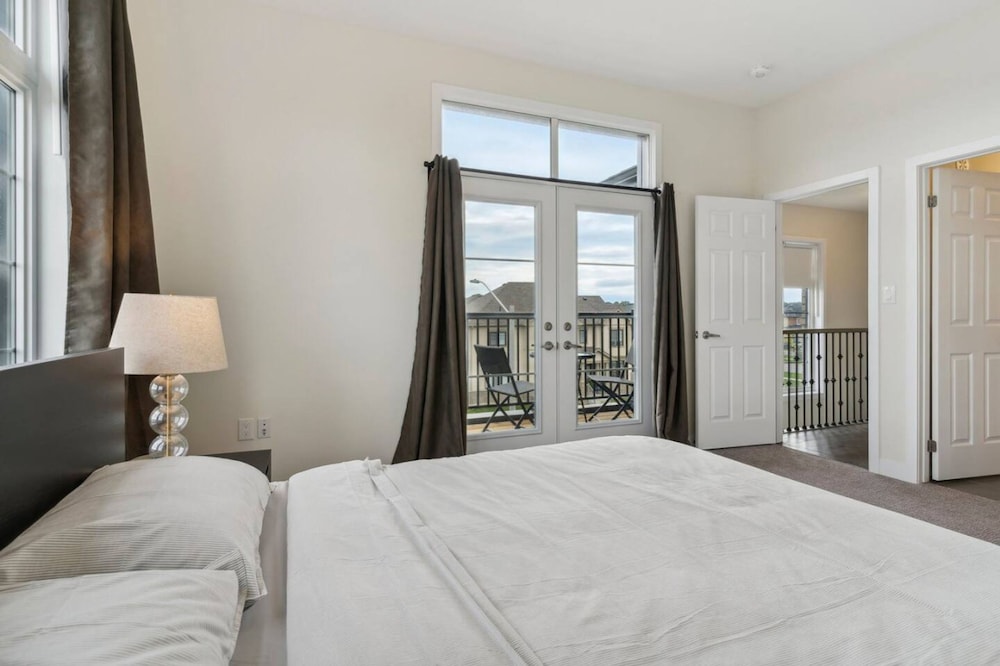 A Brand New 4BR Townhouse in Thorold Retreat