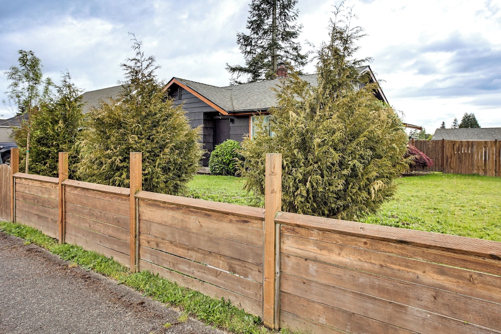 3 Mi to Emerald Downs: Pet-friendly Home