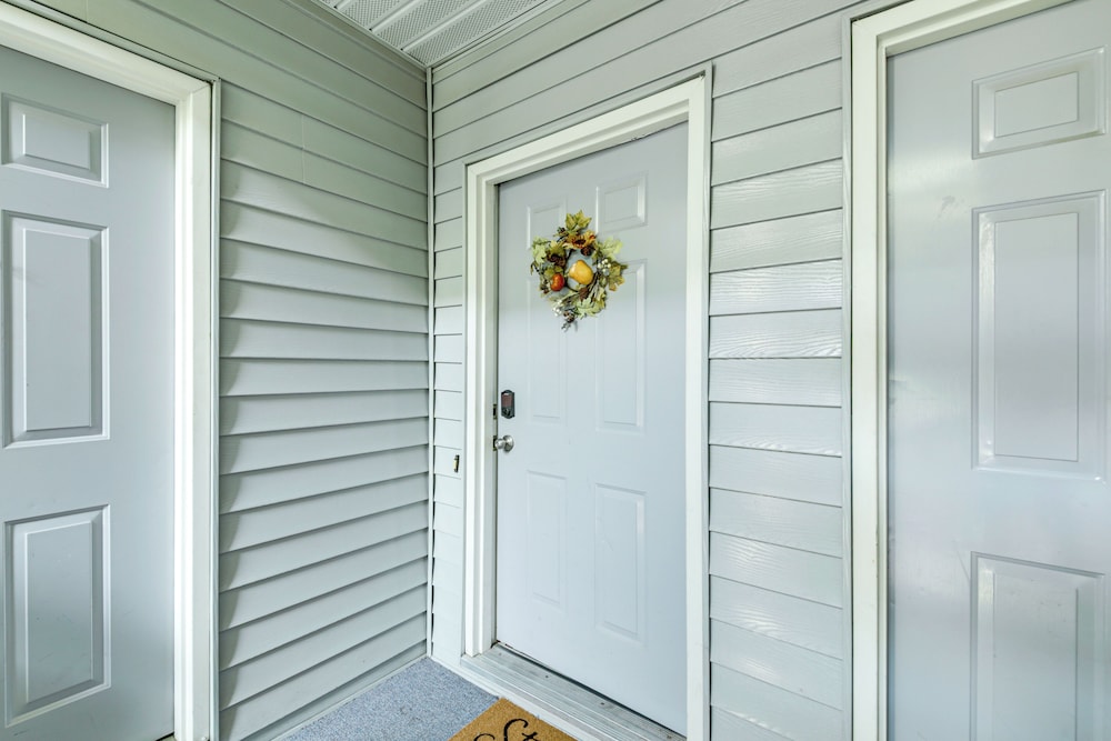 3 Mi to IU: Dog-friendly Condo w/ Pool Access!