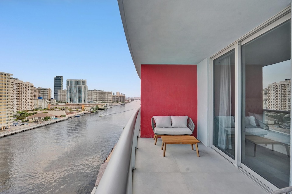 LUXURY 3BD APARTMENT BEACHWALK - Image 2