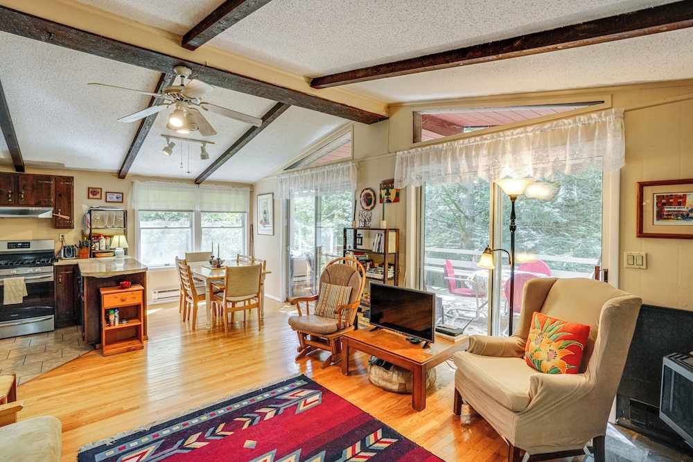 Quiet All-season Creekside Escape in Upstate!