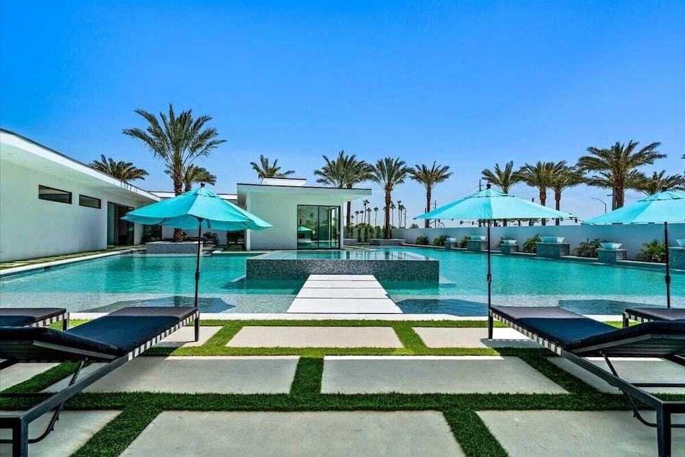 Sleeps 23 Luxury Villa w/ Pool, Hot Tub & Pickleball Court Bravo Villa 10