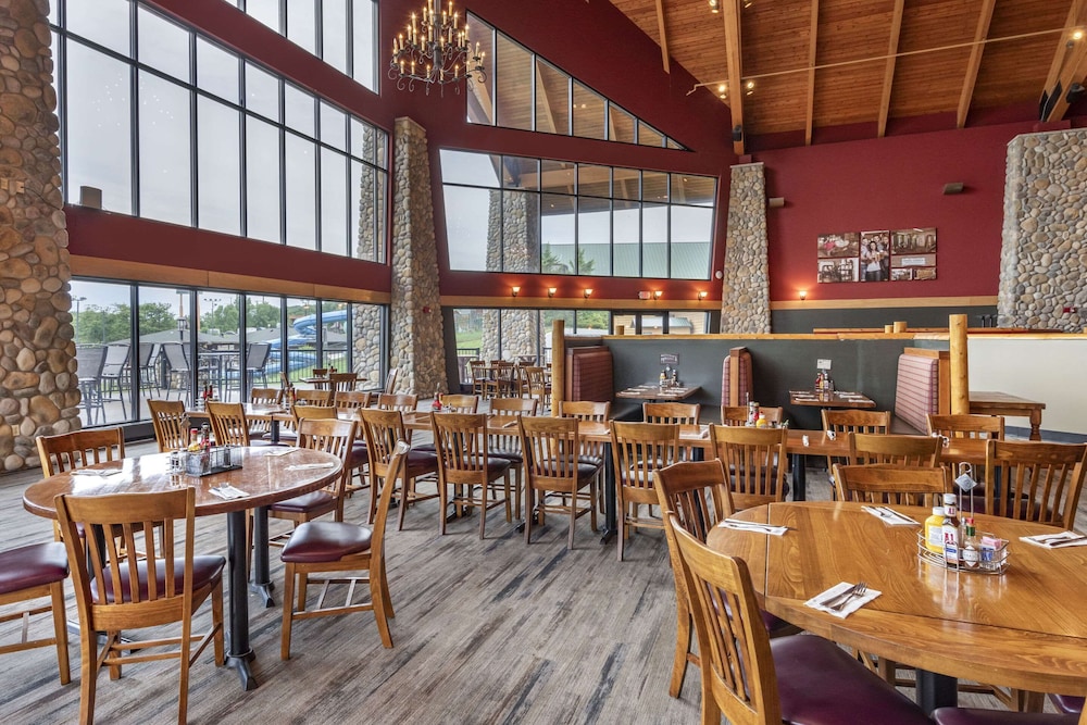 Three Bears Waterpark Resort Near Tomah, Ascend Collection Hotel