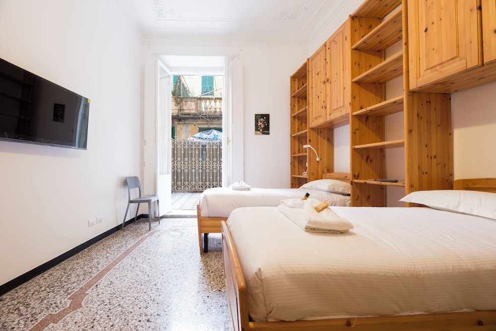 Airy 5BR Flat with Balcony - Old Town