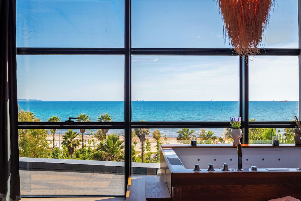 Marina Luxury Suites 101 Jacuzzi