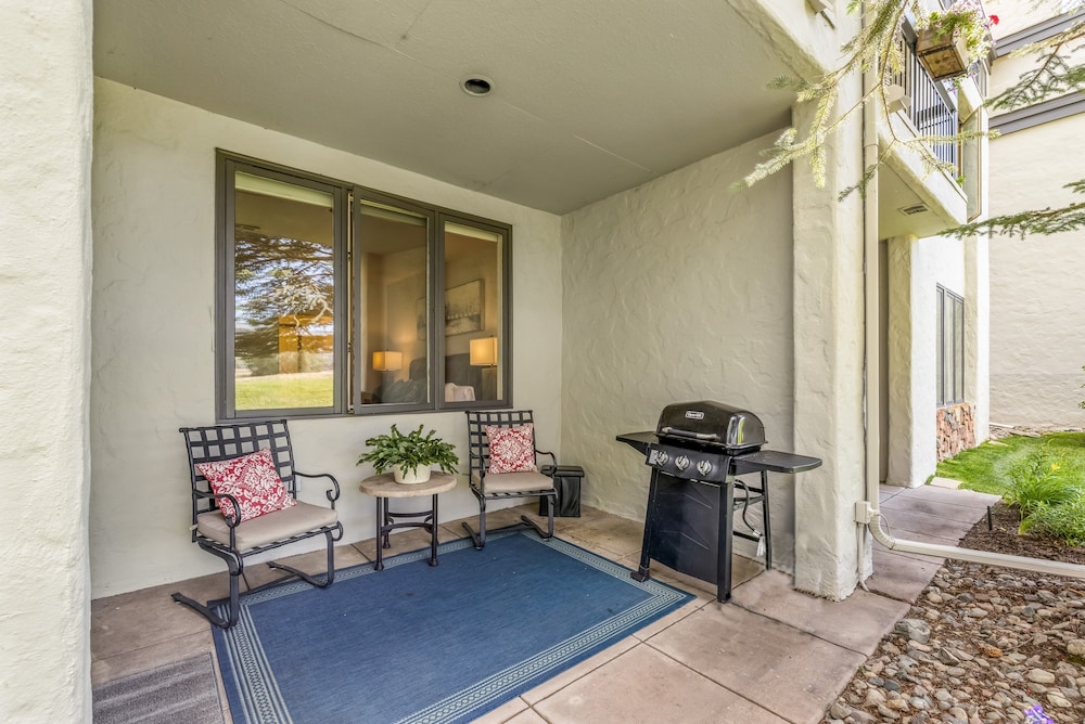 Stunning Renovated 2 Bedroom in Arrowhead Village! Studio Condo