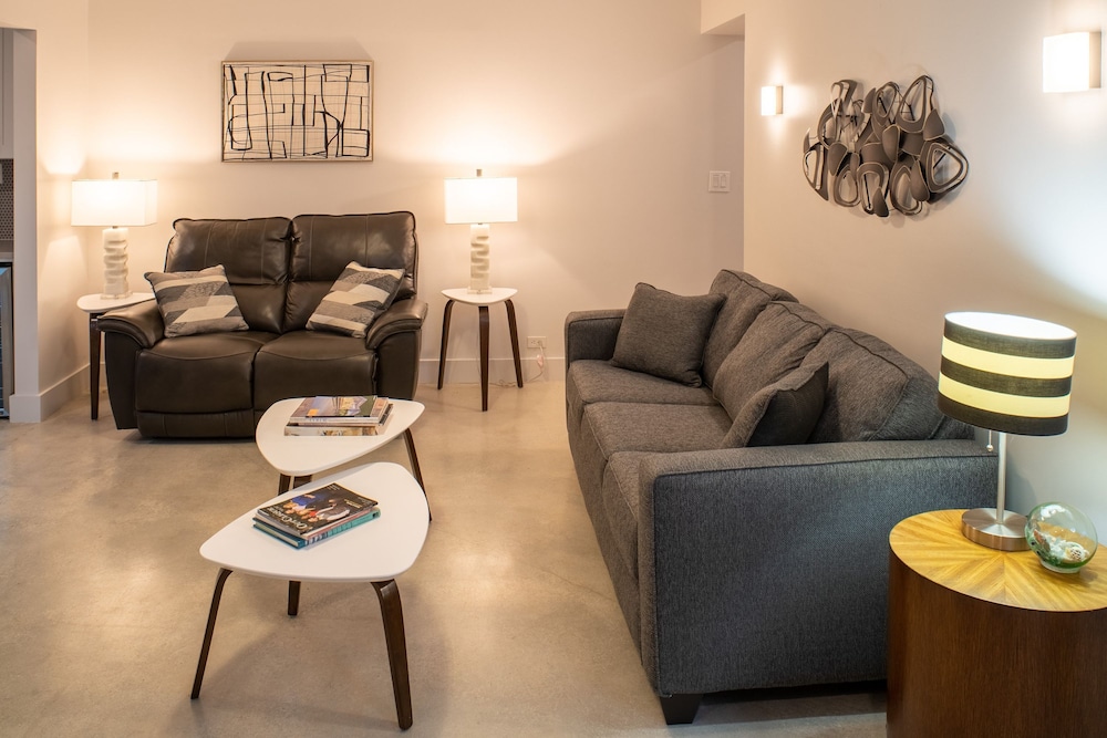 Walk to Wilton Drive - Spacious Quiet Villa 2 HOT TUB