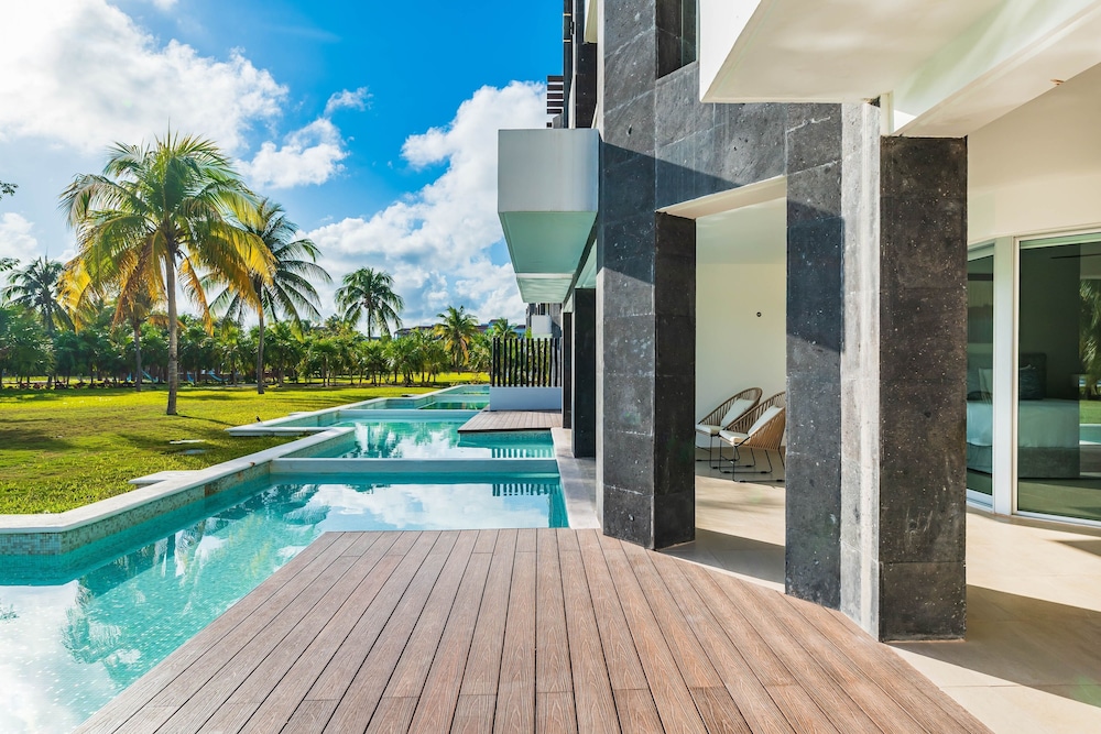 Casa Bellisima ! 2 bedroom swim up 2 Apts by RedAwning
