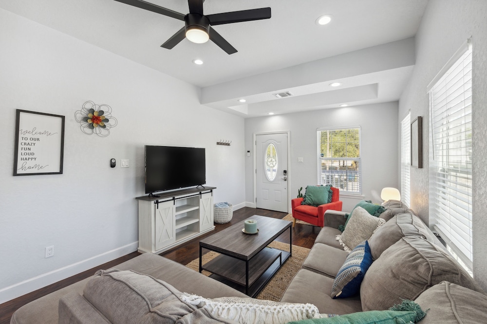 Walk to Alamodome! Stylish Home w/ Private Parking