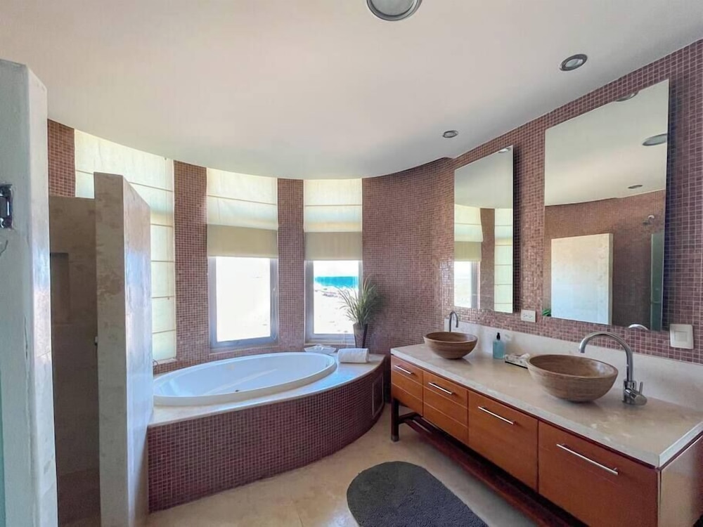 Stylish Condo With Serene Beach Infinity Pool