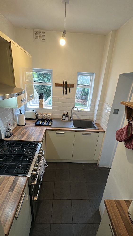 Cosy West Kensington Apartment - 3 Min to Tube