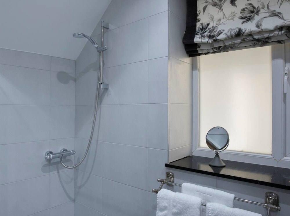 Cozy 1BR Apartment Central Ambleside With Parking view 3