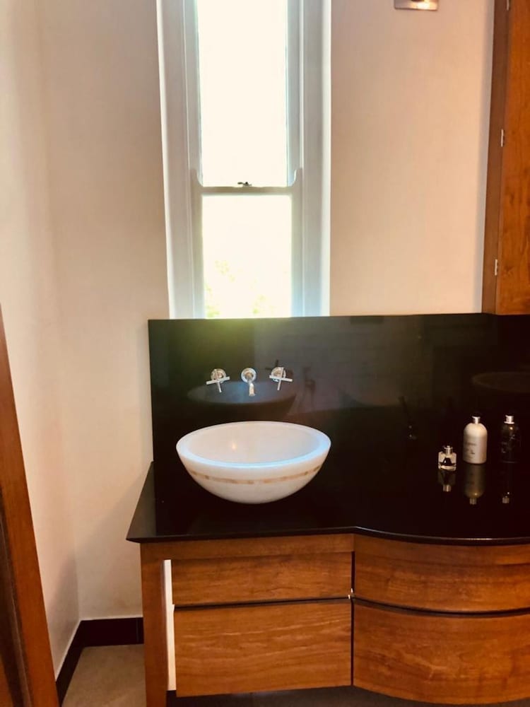 1 Bedroom Flat Sleeps 4 -free Onsite Parking -wifi