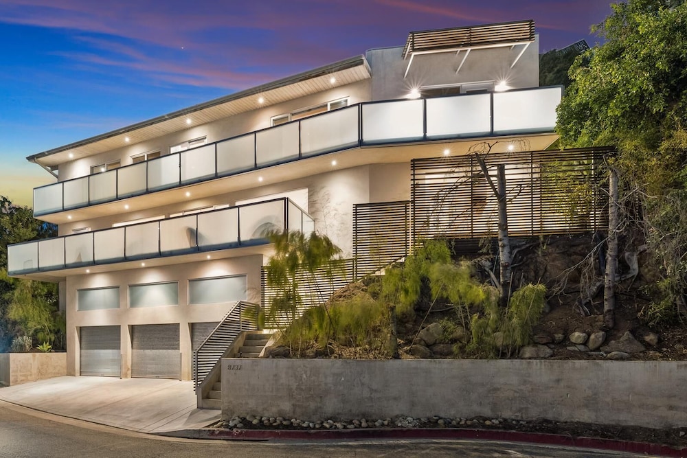 Belle Horizon - Modern Villa With Expansive Balcony and Views