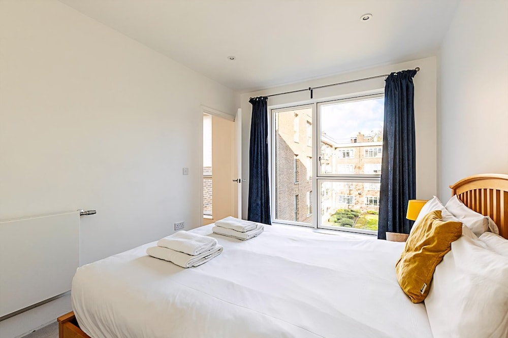 Chic Crystal Palace Flat with Balcony & Workspace