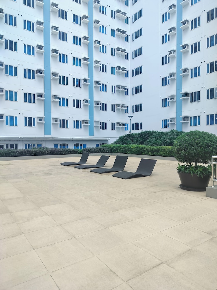 Cozy Condo in Quezon City With Private Pool
