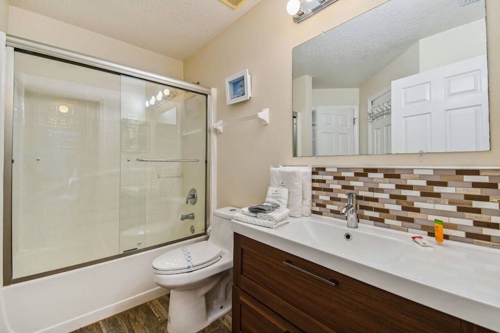 4BR Lake Berkley Home w/ Private Pool