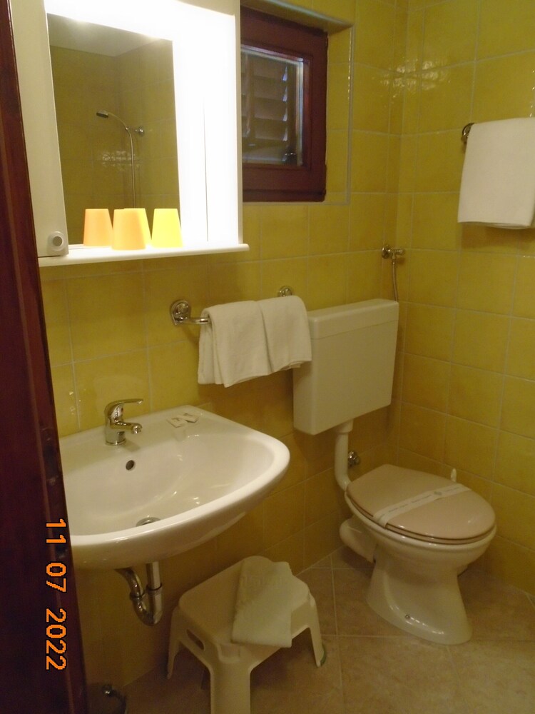 ROOMS MATEA PULA