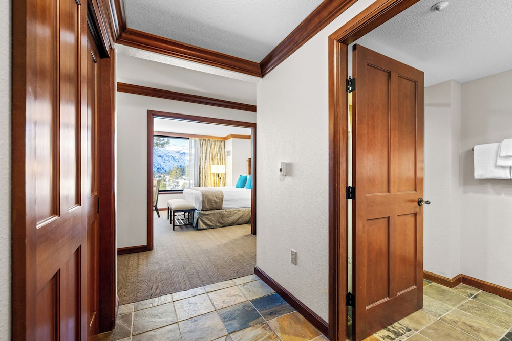 Condo w/ Fireplace & Community Perks