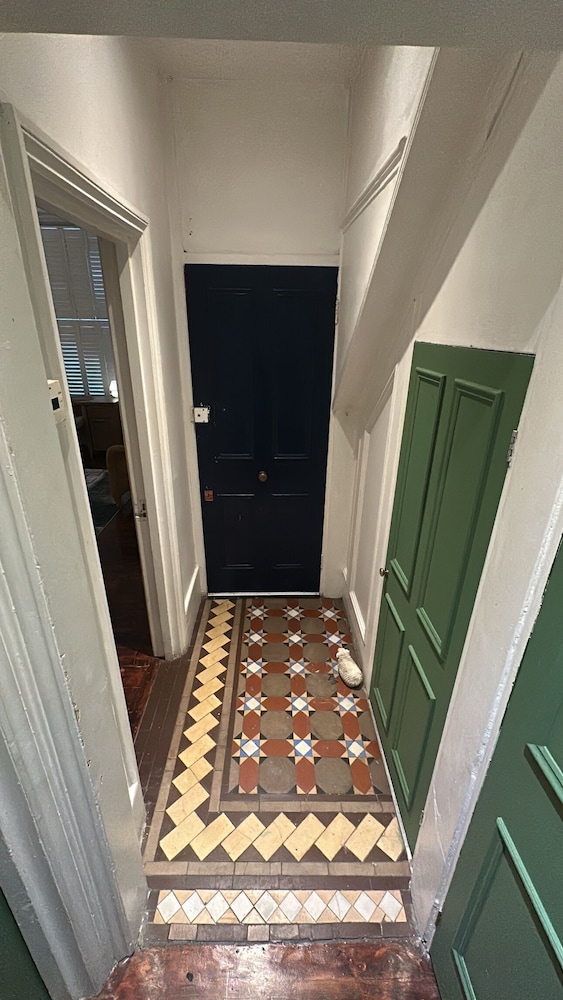 Cosy West Kensington Apartment - 3 Min to Tube