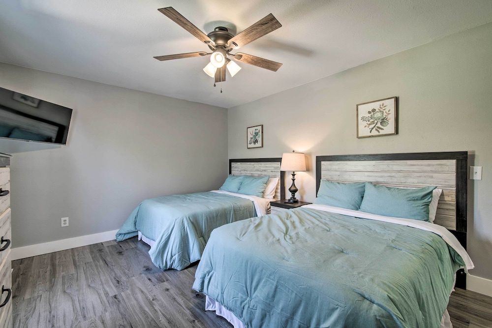 Chic Townhome ~ 6 Mi to Talking Rocks Cavern! view 3