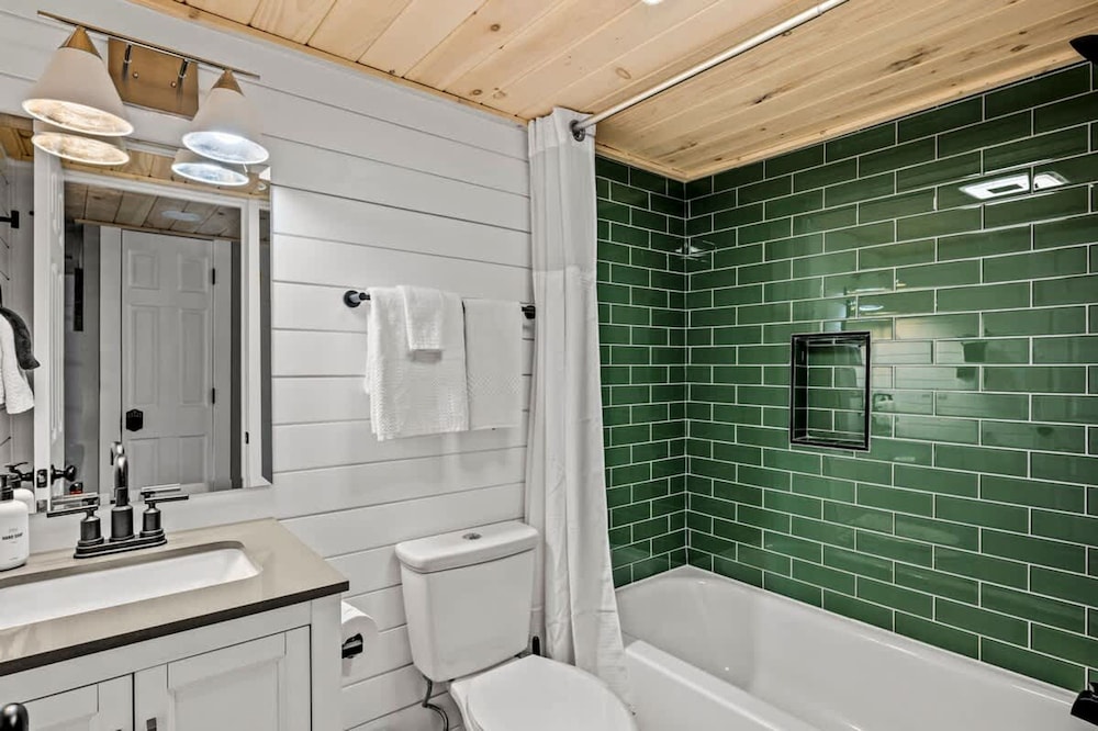 Loft Sleeps 8 Views Indoor Pool Access