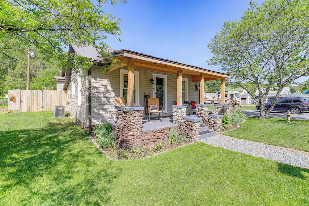 Walk to River & Trails: Cozy Damascus Cottage!