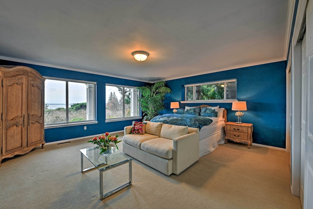 Airy Home Near Anacortes w/ San Juan de Fuca Views view 4