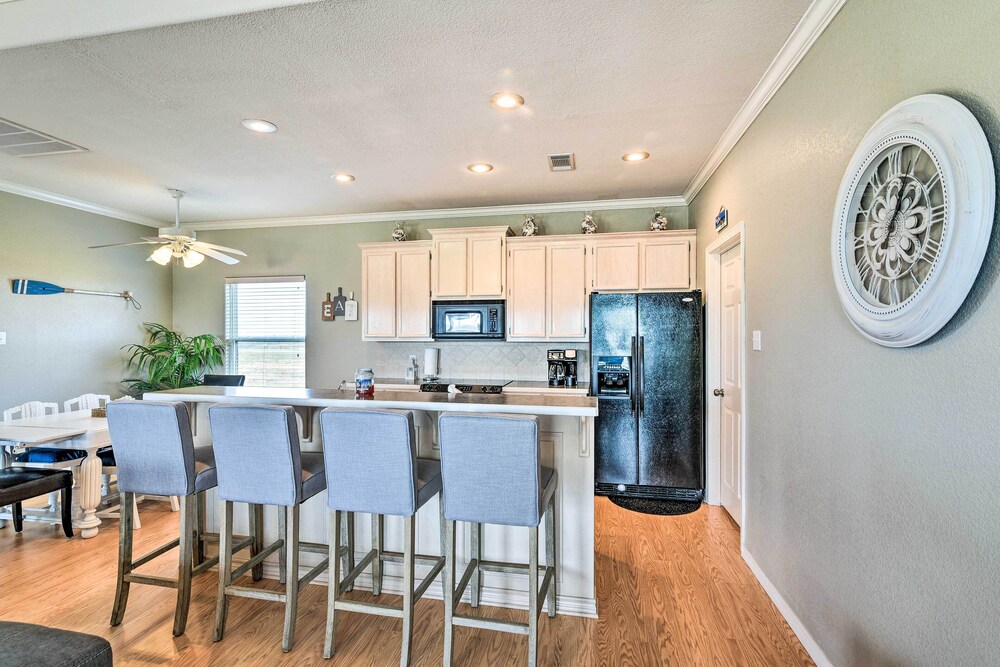 Walk to Ocean: 'pura Vida' Crystal Beach House! view 4