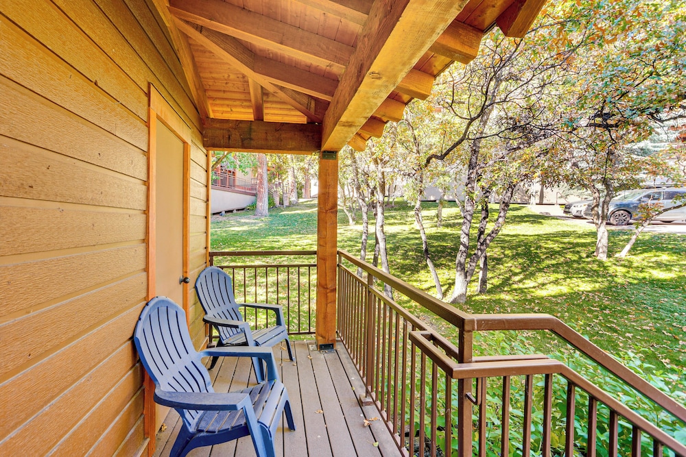 10 Mi to Skiing: Durango Condo w/ Golf Course View