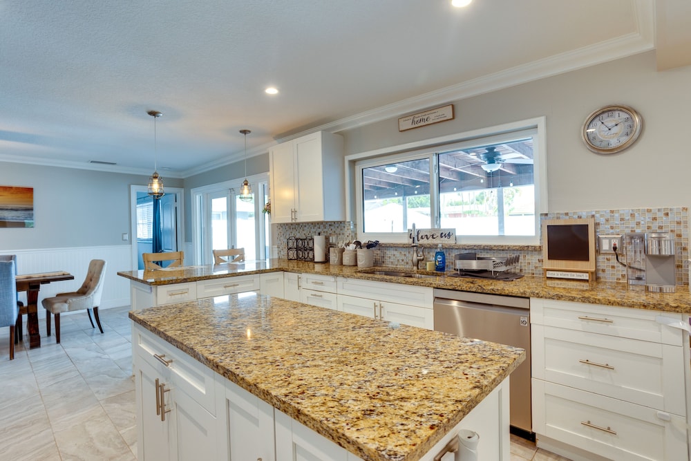 Tropical Florida Abode w/ Pool  Screened-in Patio - Property Image 18