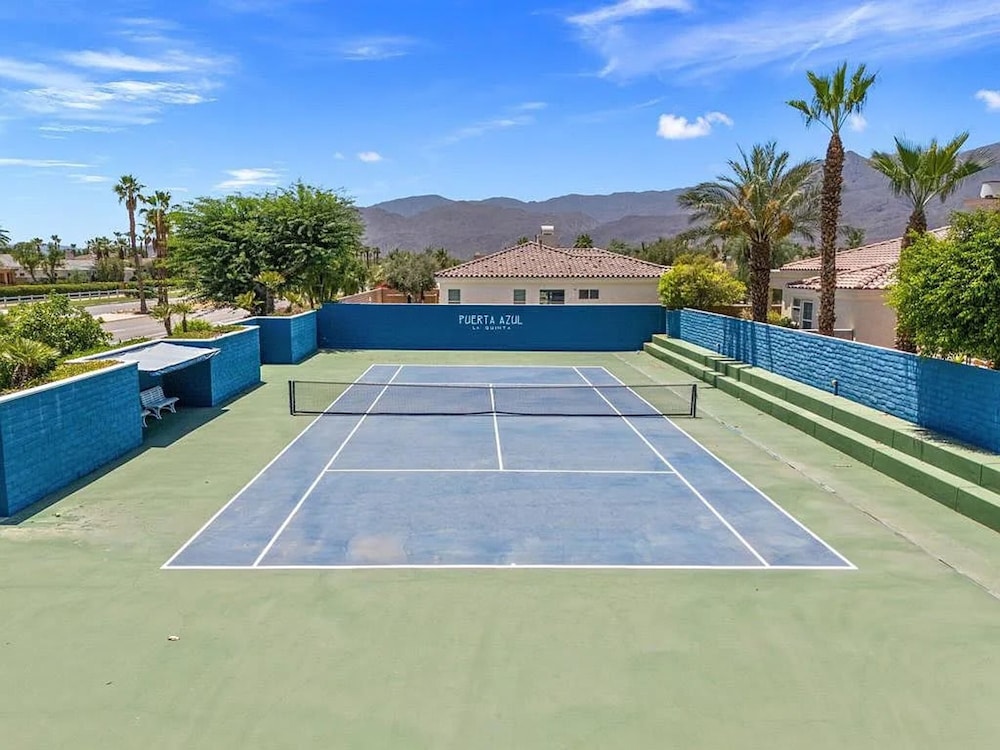 Stylish 2BR w Spa Patio