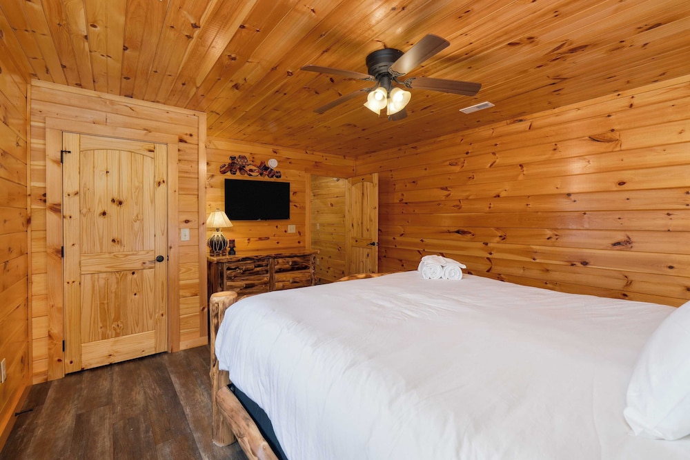 Evergreen Echo by Avantstay Cabin w/ Mountain Views, Theater, Game Room, and Hot Tub