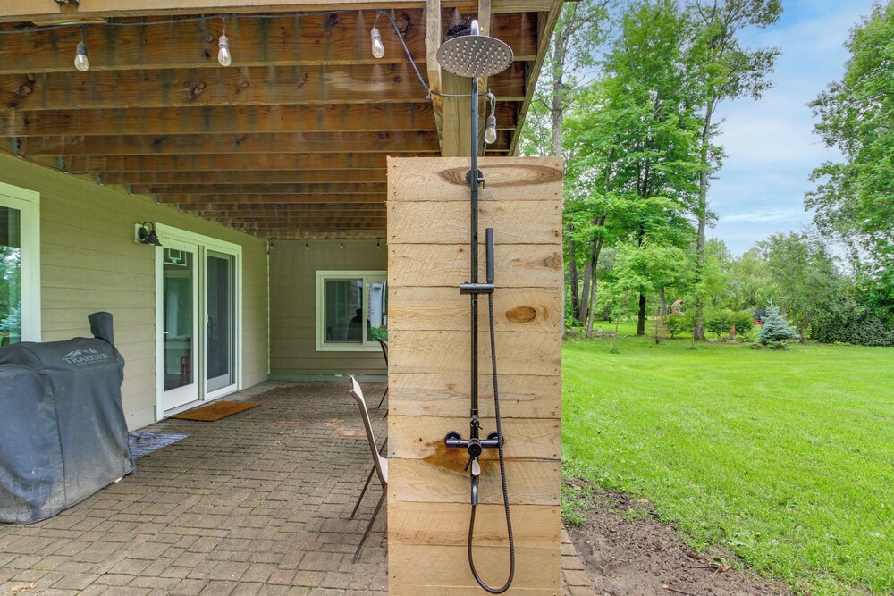 Hot Tub & Game Room: Lakefront Merrifield Retreat!