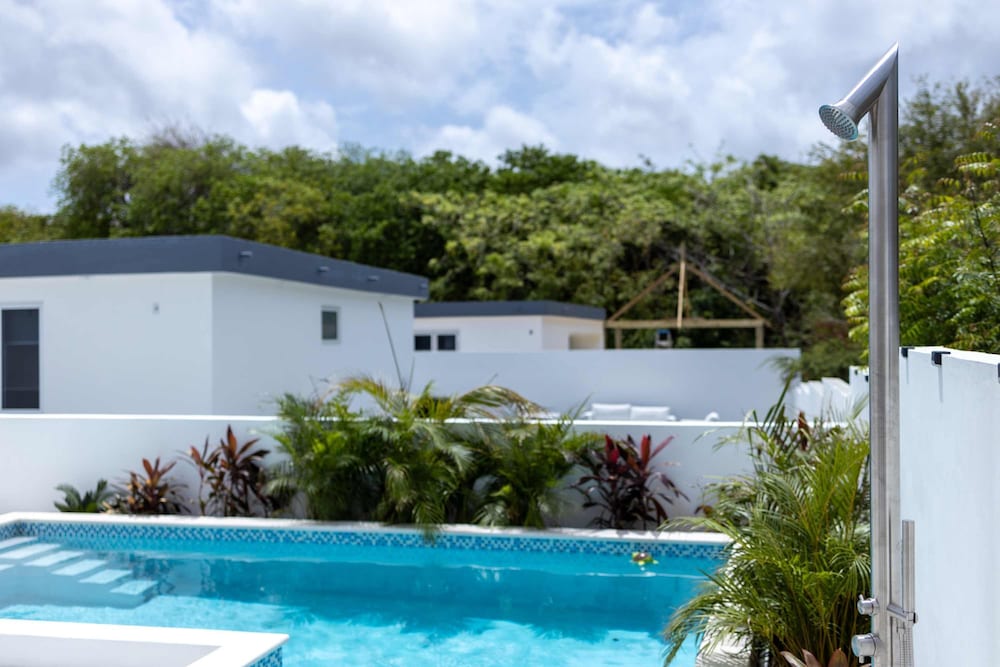 NEW Tropical Getaway With BBQ Pool
