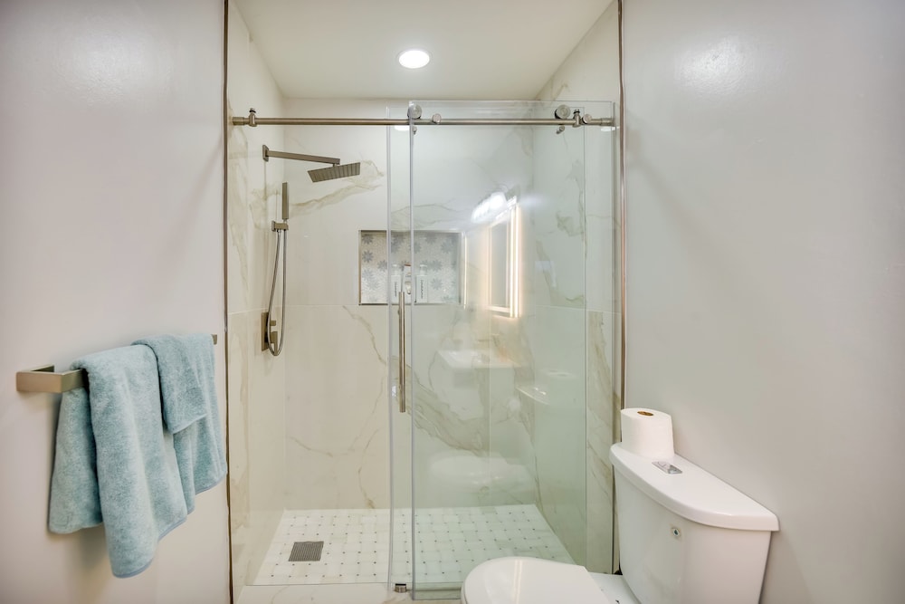 Stay By the Beach! Norfolk Duplex Half-mi to Ocean