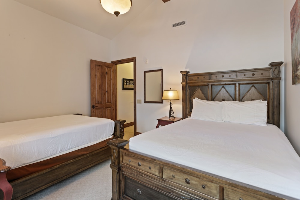 Grand Lodge - Four Bedroom #405 - Ski-in/ski-out 4 Condo