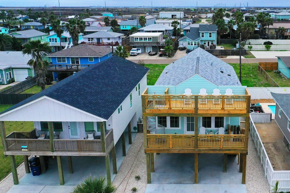 Sleeps 24 2 Homes, Walk to the Beach, Private Pools, Fire Pit, Modern Design