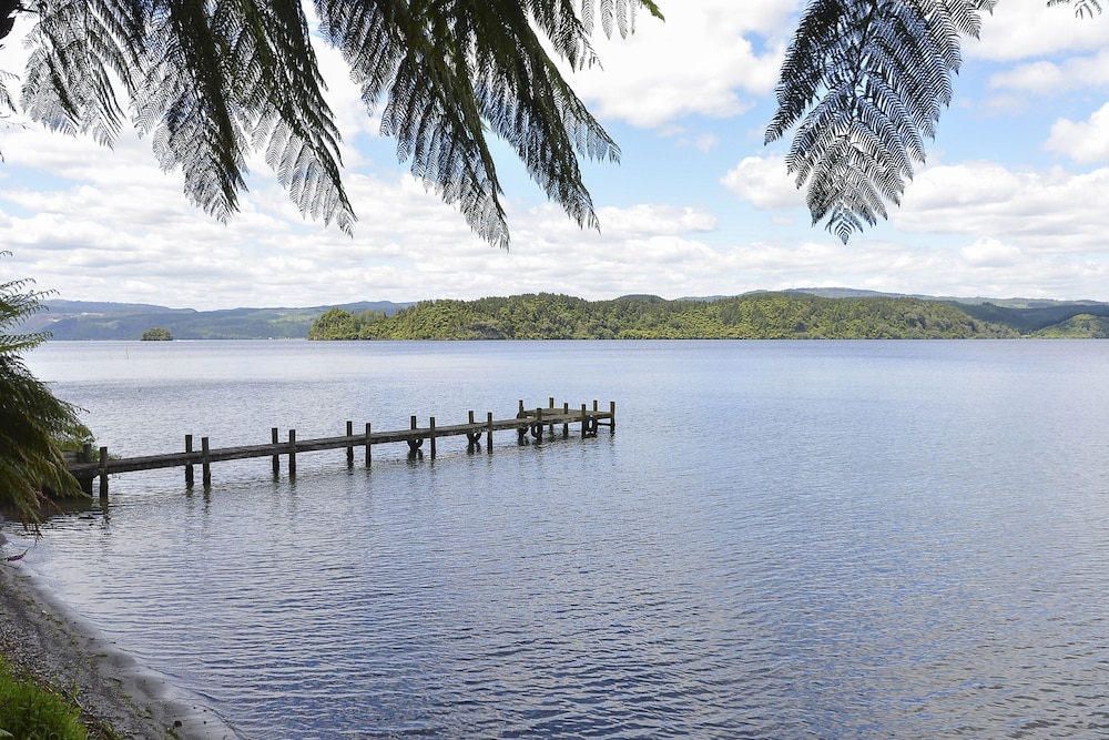 Lakefront Holiday Home