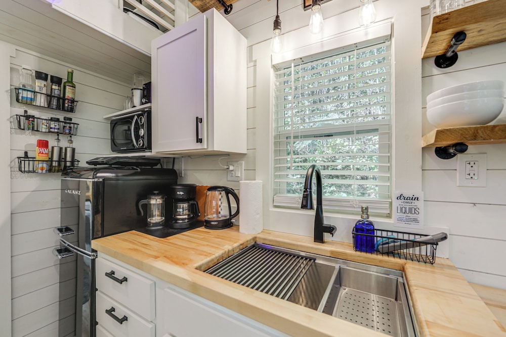 Blue Ridge Mountain Tiny Home: Escape to Nature!